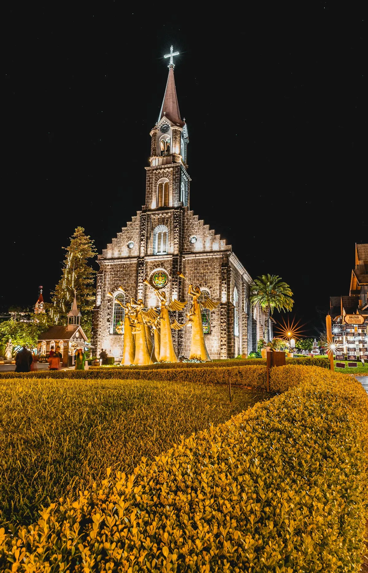 Igreja de pedra de Gramado iluminada à noite